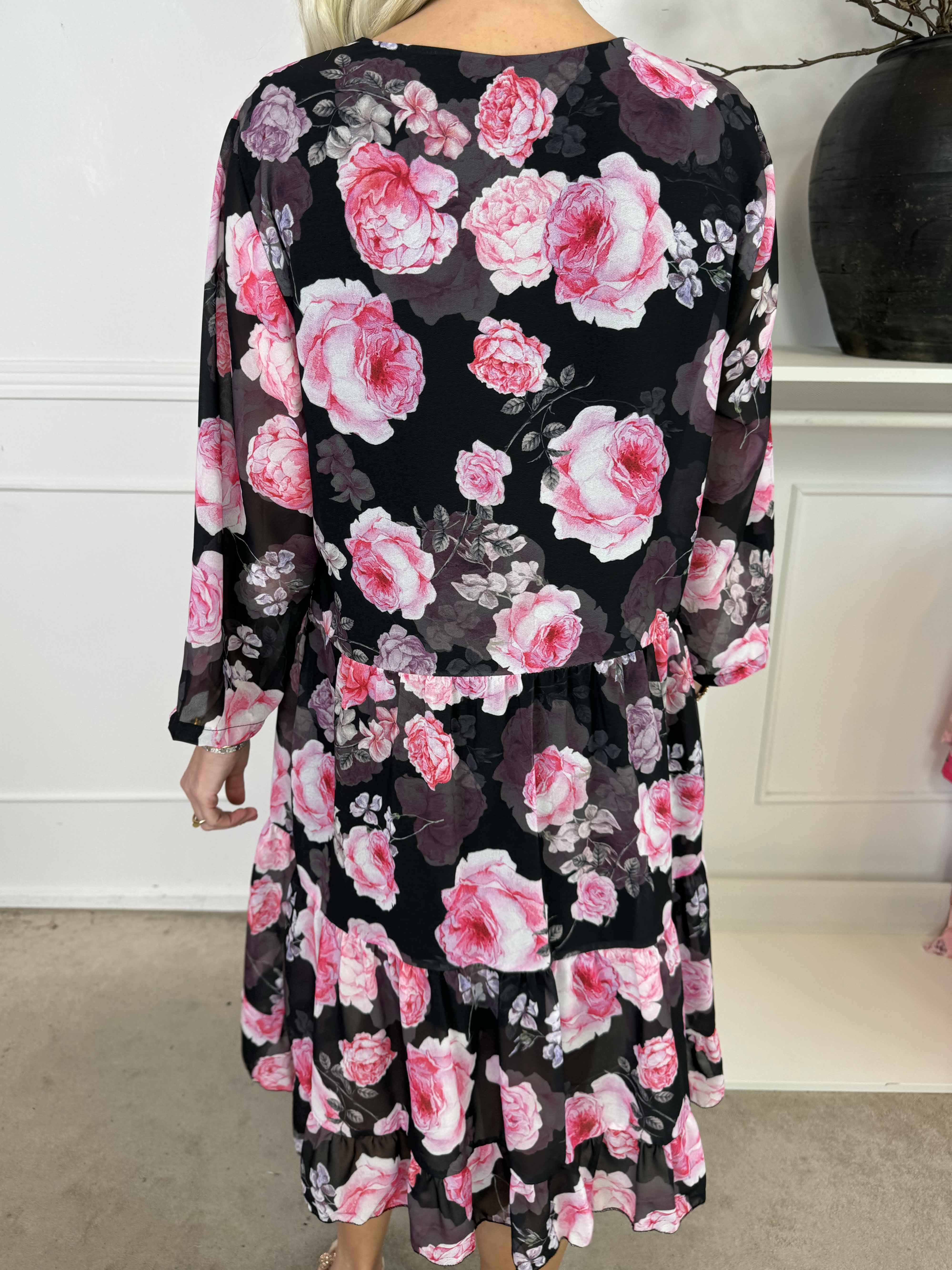 Stella - Blommig chiffongklänning med underkjol i viskos